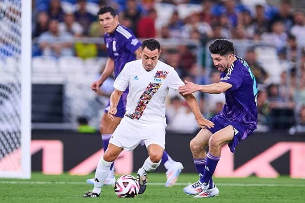RECORD DATE NOT STATED Leyendas Internacionales vs Leyendas de Mexico Xavi Hernandez (L) of FIFA Legends fights for the ball with Oribe Peralta (R) of Mexico Legends during match Legends between International FIFA Legends and Mexico Legends 2024, at BBVA Bancomer Stadium on September 20, 2024 in Monterrey, Nuevo Leon, Mexico. MONTERREY NUEVO LEON MEXICO  Copyright: xJONATHANxDUENASx 20240920222643_LEGENDS_FIFA_MEX_HERNANDEZ58