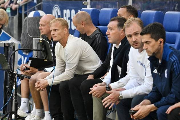 mitte v.li., Karel Geraerts (Cheftrainer FC Schalke 04), Marc Wilmots (Sportdirektor Schalke 04) 20.09.2024, Fussball 2. Bundesliga, 6. Spieltag, Saison 2024 2025 FC Schalke 04 - SV Darmstadt 98 3:5 Gelsenkirchen Veltins Arena Nordrhein Westfalen Deutschland *** center from left , Karel Geraerts Head Coach FC Schalke 04 , Marc Wilmots Sports Director Schalke 04 20 09 2024, Soccer 2 Bundesliga, Matchday 6, Season 2024 2025 FC Schalke 04 SV Darmstadt 98 3 5 Gelsenkirchen Veltins Arena Nordrhein Westfalen Germany Team2