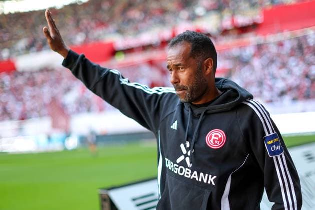 21.09.2024, 2. Fußball Bundesliga, Fortuna Düsseldorf - 1. FC Köln, Merkur Spiel-Arena, Saison 2024 2025: Cheftrainer Daniel Thioune (Trainer Fortuna Düsseldorf) vor dem Spiel DFB regulations prohibit any use of photographs as image sequences and or quasi-video. Nordrhein-Westfalen Deutschland