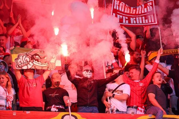 21.09.2024, 2. Fußball Bundesliga, Fortuna Düsseldorf - 1. FC Köln, Merkur Spiel-Arena, Saison 2024 2025: Choreografie Choreo vor dem Spiel. Ultras der Kölner Mannschaft zünden Bengalisches Feuer Bengalos Feuerwerkskörper Rauchtöpfe DFB regulations prohibit any use of photographs as image sequences and or quasi-video. Nordrhein-Westfalen Deutschland