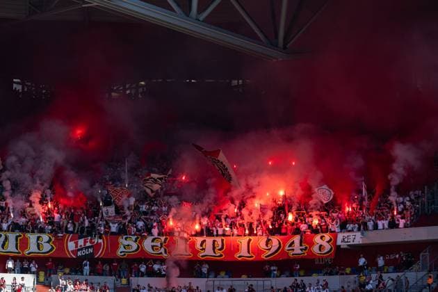 Fußball 2. Bundesliga 6. Spieltag Fortuna Düsseldorf - 1. FC Köln am 21.09.2024 in der Merkur Spiel-Arena in Düsseldorf Fans zündeln Bengalos Pyrotechnik Pyro Leuchtkörper Rauchbomben im Fanblock von Düsseldorf DFB regulations prohibit any use of photographs as image sequences and or quasi-video.