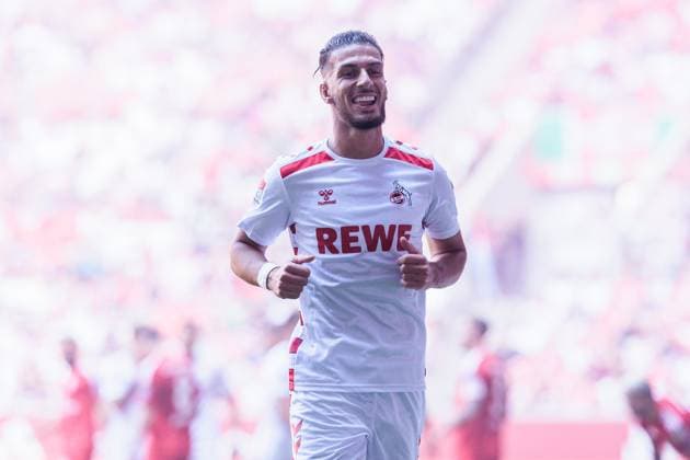 2. Fussball Bundesliga; Fortuna Düsseldorf 1895 - 1. FC Köln; 21.09.2024 Leart Paqarada (1. FC Köln, 17) lachend auf dem Weg zur Ecke während er von den Fortuna Düsseldorf Fans beschimpft und beworfen wird 2. Fussball Bundesliga, Fortuna Duesseldorf 1895 - 1. FC Köln, Düsseldorf, Merkur Spiel-Arena DFL REGULATIONS PROHIBIT ANY USE OF PHOTOGRAPHS AS IMAGE SEQUENCES AND OR QUASI-VIDEO.
