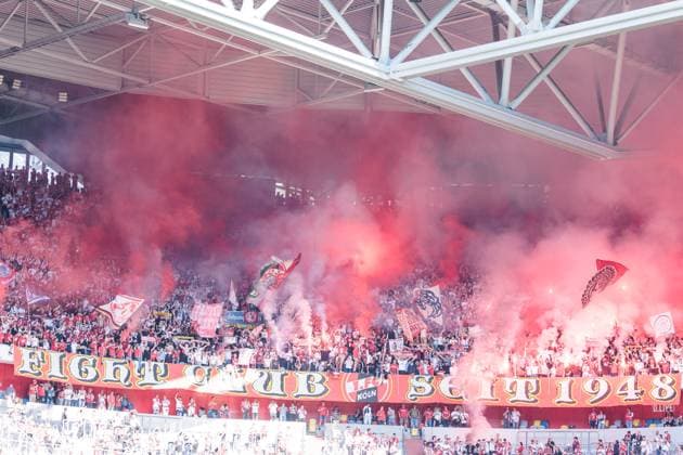 2. Fussball Bundesliga; Fortuna Düsseldorf 1895 - 1. FC Köln; 21.09.2024 In der Gastkurve der Fans des 1. FC Köln brennen Bengalos und Rauchfackeln 2. Fussball Bundesliga, Fortuna Duesseldorf 1895 - 1. FC Köln, Düsseldorf, Merkur Spiel-Arena DFL REGULATIONS PROHIBIT ANY USE OF PHOTOGRAPHS AS IMAGE SEQUENCES AND OR QUASI-VIDEO.
