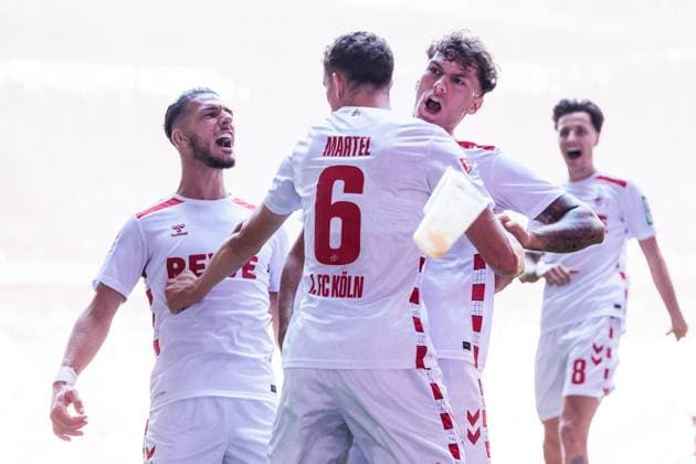 2. Fussball Bundesliga; Fortuna Düsseldorf 1895 - 1. FC Köln; 21.09.2024 Jubel zum 0:1 durch Eric Martel (1. FC Köln, 6) Aus der Heimkurve fliegen dabei Bierbecher 2. Fussball Bundesliga, Fortuna Duesseldorf 1895 - 1. FC Köln, Düsseldorf, Merkur Spiel-Arena DFL REGULATIONS PROHIBIT ANY USE OF PHOTOGRAPHS AS IMAGE SEQUENCES AND OR QUASI-VIDEO.