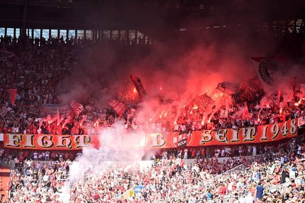Fans Koeln Fans mit Pyrotechnik waehrend des Spiels der 2. Bundesliga zwischen Fortuna Düsseldorf und 1. FC Köln in der Merkur Spiel-Arena am 21. September 2024 in Düsseldorf, Deutschland. (Foto von Ralf Treese DeFodi Images) +++ Fans Koeln supporters use pyrotechnics during the 2. Bundesliga match between Fortuna Düsseldorf and 1. FC Köln at Merkur Spiel-Arena on September 21, 2024 in Düsseldorf, Germany. (Photo by Ralf Treese DeFodi Images) DFB DFL REGULATIONS PROHIBIT ANY USE OF PHOTOGRAPHS AS IMAGE SEQUENCES AND OR QUASI-VIDEO. Defodi-521_DUSKOE20240921_008