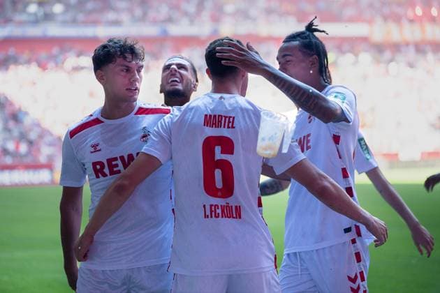 21.09.2024, Fussball: 2. Bundesliga, Saison 2024 2025, 06. Spieltag, Fortuna Duesseldorf vs. 1. FC Koeln in der Merkur-Spiel Arena Rhein in Duesseldorf. Die Koelner Spieler bejubeln das Tor zum 1:0. Wichtiger Hinweis: Gemaess den Vorgaben der DFL Deutsche Fussball Liga bzw. des DFB Deutscher Fussball-Bund ist es untersagt, in dem Stadion und oder vom Spiel angefertigte Fotoaufnahmen in Form von Sequenzbildern und oder videoaehnlichen Fotostrecken zu verwerten bzw. verwerten zu lassen. Foto: Kirchner-Media TH