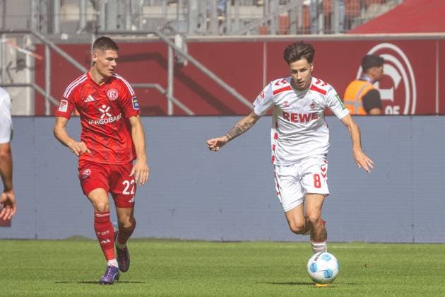 21.09.2024, Fussball: 2. Bundesliga, Saison 2024 2025, 06. Spieltag, Fortuna Duesseldorf vs. 1. FC Koeln in der Merkur-Spiel Arena Rhein in Duesseldorf. Zweikampf zwischen Danny Schmidt (Fortuna Duesseldorf, 22) und Denis Huseinbasic (1. FC Koeln, 08). Wichtiger Hinweis: Gemaess den Vorgaben der DFL Deutsche Fussball Liga bzw. des DFB Deutscher Fussball-Bund ist es untersagt, in dem Stadion und oder vom Spiel angefertigte Fotoaufnahmen in Form von Sequenzbildern und oder videoaehnlichen Fotostrecken zu verwerten bzw. verwerten zu lassen. Foto: Kirchner-Media TH