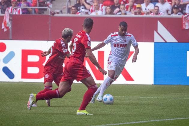 21.09.2024, Fussball: 2. Bundesliga, Saison 2024 2025, 06. Spieltag, Fortuna Duesseldorf vs. 1. FC Koeln in der Merkur-Spiel Arena Rhein in Duesseldorf. Zweikampf zwischen Matthias Zimmermann (Fortuna Duesseldorf, 25), Linton Maina (1. FC Koeln, 37) und Tim Oberdorf (Fortuna Duesseldorf, 15). Wichtiger Hinweis: Gemaess den Vorgaben der DFL Deutsche Fussball Liga bzw. des DFB Deutscher Fussball-Bund ist es untersagt, in dem Stadion und oder vom Spiel angefertigte Fotoaufnahmen in Form von Sequenzbildern und oder videoaehnlichen Fotostrecken zu verwerten bzw. verwerten zu lassen. Foto: Kirchner-Media TH