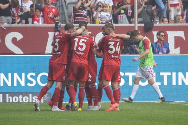 21.09.2024, Fussball: 2. Bundesliga, Saison 2024 2025, 06. Spieltag, Fortuna Duesseldorf vs. 1. FC Koeln in der Merkur-Spiel Arena Rhein in Duesseldorf. Die Duesseldorfer Spieler feiern das Tor zum 1:1 Ausgleich. Wichtiger Hinweis: Gemaess den Vorgaben der DFL Deutsche Fussball Liga bzw. des DFB Deutscher Fussball-Bund ist es untersagt, in dem Stadion und oder vom Spiel angefertigte Fotoaufnahmen in Form von Sequenzbildern und oder videoaehnlichen Fotostrecken zu verwerten bzw. verwerten zu lassen. Foto: Kirchner-Media TH