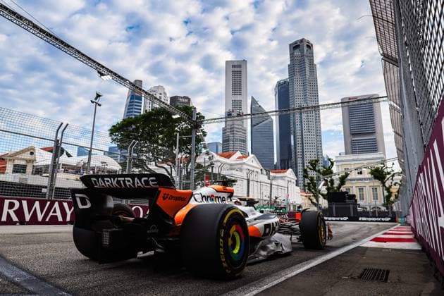 81 PIASTRI Oscar (aus), McLaren F1 Team MCL38, action during the Formula 1 Singapore Grand Prix 2024, 18th round of the 2024 Formula One World Championship, WM, Weltmeisterschaft from September 20 to 22, 2024 on the Marina Bay Circuit, in Singapore, Singapore - F1 - SINGAPORE GRAND PRIX 2024 DPPI Panoramic  240921_R18_SINGAPORE_DP_AV3_1315