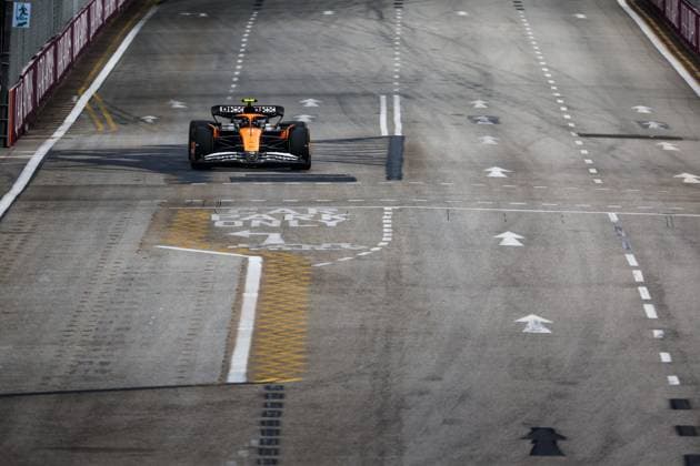 04 NORRIS Lando (gbr), McLaren F1 Team MCL38, action during the Formula 1 Singapore Grand Prix 2024, 18th round of the 2024 Formula One World Championship, WM, Weltmeisterschaft from September 20 to 22, 2024 on the Marina Bay Circuit, in Singapore, Singapore - F1 - SINGAPORE GRAND PRIX 2024 DPPI Panoramic  240921_R18_SINGAPORE_DP_AV3_1592