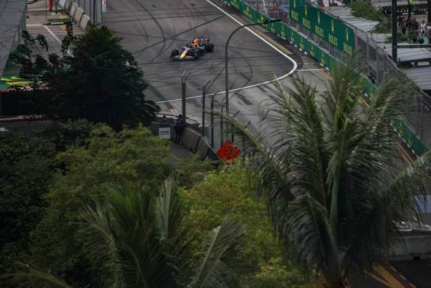 01 VERSTAPPEN Max (nld), Red Bull Racing RB20, action aerial viewpoint during the Formula 1 Singapore Grand Prix 2024, 18th round of the 2024 Formula One World Championship, WM, Weltmeisterschaft from September 20 to 22, 2024 on the Marina Bay Circuit, in Singapore, Singapore - F1 - SINGAPORE GRAND PRIX 2024 DPPI Panoramic  240921_R18_SINGAPORE_DP_XB5_9913