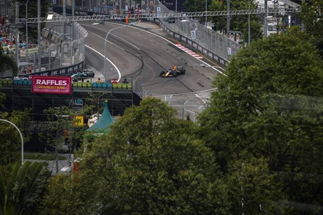 01 VERSTAPPEN Max (nld), Red Bull Racing RB20, action aerial viewpoint during the Formula 1 Singapore Grand Prix 2024, 18th round of the 2024 Formula One World Championship, WM, Weltmeisterschaft from September 20 to 22, 2024 on the Marina Bay Circuit, in Singapore, Singapore - F1 - SINGAPORE GRAND PRIX 2024 DPPI Panoramic  240921_R18_SINGAPORE_DP_XB5_9917