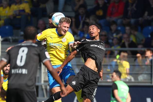 Braunschweig vs. Fürth, 2. BL Braunschweig, 21.09.2024, FUßBALL - Eintracht Braunschweig vs. SpVgg Greuther Fürth, 2. BL, Saison 2024 25. Sebastian Polter (Eintracht Braunschweig), Sascha Banse (Greuther Fürth) Braunschweig
