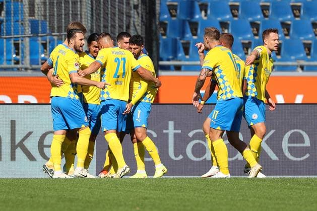 Braunschweig vs. Fürth, 2. BL Braunschweig, 21.09.2024, FUßBALL - Eintracht Braunschweig vs. SpVgg Greuther Fürth, 2. BL, Saison 2024 25. Rayan Philippe (Eintracht Braunschweig) jubelt mit Mannschaftskollegen nach seinem Tor zum 1:0 Braunschweig