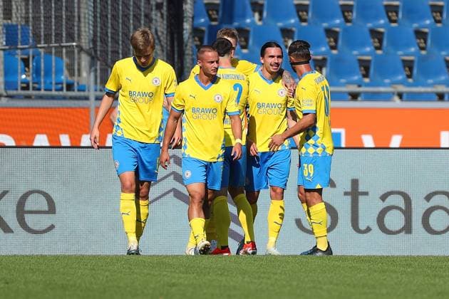 Braunschweig vs. Fürth, 2. BL Braunschweig, 21.09.2024, FUßBALL - Eintracht Braunschweig vs. SpVgg Greuther Fürth, 2. BL, Saison 2024 25. Rayan Philippe (Eintracht Braunschweig) jubelt mit Mannschaftskollegen nach seinem Tor zum 1:0 Braunschweig