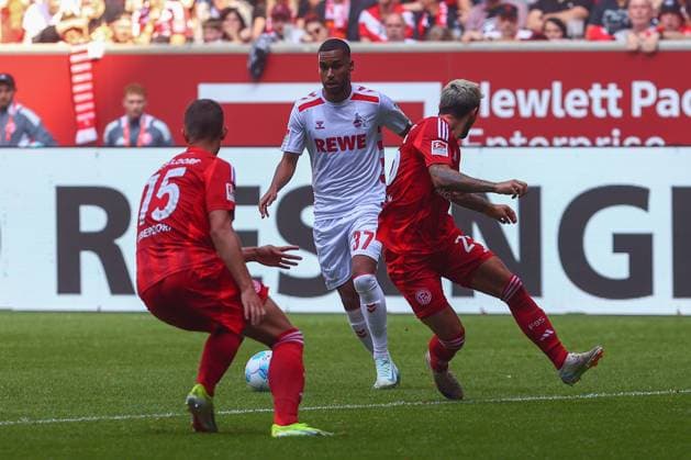 Linton Maina 37 (1. FC Koeln) im Zweikampf, Aktion, mit Florian Schock 26 (Fortuna Duesseldorf) Fortuna Duesseldorf vs. 1. FC Koeln, Fussball, 2. Bundesliga, 6. Spieltag, Saison 2024 2025, 21.09.2024 DFL REGULATIONS PROHIBIT ANY USE OF PHOTOGRAPHS AS IMAGE SEQUENCES AND OR QUASI-VIDEO. Foto: kolbert-press Ant Palmer Merkur Spiel Arena NRW Deutschland