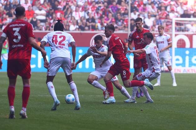 im Zweikampf, Aktion, mit Isak Bergmann Johannesson 8 (Fortuna Duesseldorf) Eric Martel 6 (1. FC Koeln) Fortuna Duesseldorf vs. 1. FC Koeln, Fussball, 2. Bundesliga, 6. Spieltag, Saison 2024 2025, 21.09.2024 DFL REGULATIONS PROHIBIT ANY USE OF PHOTOGRAPHS AS IMAGE SEQUENCES AND OR QUASI-VIDEO. Foto: kolbert-press Ant Palmer Merkur Spiel Arena NRW Deutschland
