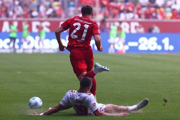 im Zweikampf, Aktion, mit Tim Rossmann 21 (Fortuna Duesseldorf) Tim Lemperle 19 (1. FC Koeln) Fortuna Duesseldorf vs. 1. FC Koeln, Fussball, 2. Bundesliga, 6. Spieltag, Saison 2024 2025, 21.09.2024 DFL REGULATIONS PROHIBIT ANY USE OF PHOTOGRAPHS AS IMAGE SEQUENCES AND OR QUASI-VIDEO. Foto: kolbert-press Ant Palmer Merkur Spiel Arena NRW Deutschland