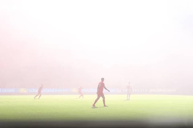 21.09.2024, 2. Fußball Bundesliga, Fortuna Düsseldorf - 1. FC Köln, Merkur Spiel-Arena, Saison 2024 2025: Dichte Rauchwolken über dem Spielfeld DFB regulations prohibit any use of photographs as image sequences and or quasi-video. Nordrhein-Westfalen Deutschland