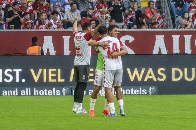 21.09.2024, Fussball: 2. Bundesliga, Saison 2024 2025, 06. Spieltag, Fortuna Duesseldorf vs. 1. FC Koeln in der Merkur-Spiel Arena Rhein in Duesseldorf. Nach dem Tor zum 2:1 fuer Koeln fallen sich Julian Pauli (1. FC Koeln, 24) und Max Finkgraefe (1. FC Koeln, 35) gluecklich in die Arme. Wichtiger Hinweis: Gemaess den Vorgaben der DFL Deutsche Fussball Liga bzw. des DFB Deutscher Fussball-Bund ist es untersagt, in dem Stadion und oder vom Spiel angefertigte Fotoaufnahmen in Form von Sequenzbildern und oder videoaehnlichen Fotostrecken zu verwerten bzw. verwerten zu lassen. Foto: Kirchner-Media TH