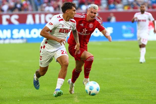 Julian Pauli 24 (1. FC Koeln) im Zweikampf, Aktion, mit Felix Klaus 11 (Fortuna Duesseldorf) Fortuna Duesseldorf vs. 1. FC Koeln, Fussball, 2. Bundesliga, 6. Spieltag, Saison 2024 2025, 21.09.2024 DFL REGULATIONS PROHIBIT ANY USE OF PHOTOGRAPHS AS IMAGE SEQUENCES AND OR QUASI-VIDEO. Foto: kolbert-press Ant Palmer Merkur Spiel Arena NRW Deutschland