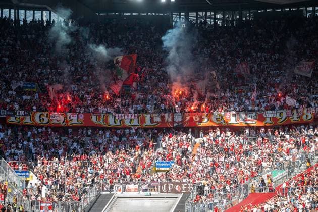 21.09.2024, Fussball: 2. Bundesliga, Saison 2024 2025, 06. Spieltag, Fortuna Duesseldorf vs. 1. FC Koeln in der Merkur-Spiel Arena Rhein in Duesseldorf. Nach dem Tor zum 2:1 fuer Koeln brennt es wieder im Gaesteblock. Wichtiger Hinweis: Gemaess den Vorgaben der DFL Deutsche Fussball Liga bzw. des DFB Deutscher Fussball-Bund ist es untersagt, in dem Stadion und oder vom Spiel angefertigte Fotoaufnahmen in Form von Sequenzbildern und oder videoaehnlichen Fotostrecken zu verwerten bzw. verwerten zu lassen. Foto: Kirchner-Media TH