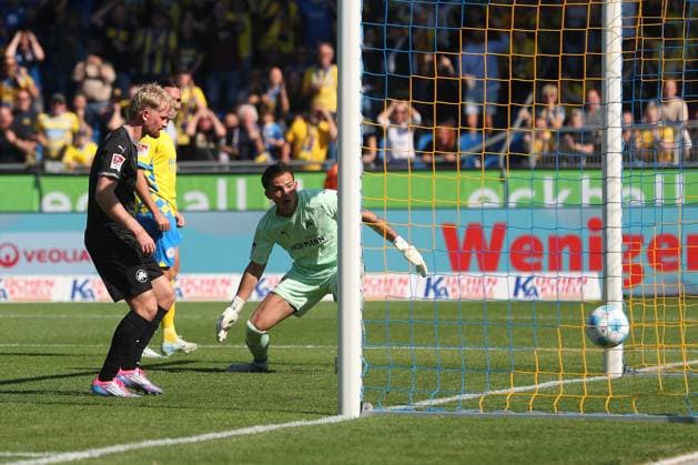 Braunschweig vs. Fürth, 2. BL Braunschweig, 21.09.2024, FUßBALL - Eintracht Braunschweig vs. SpVgg Greuther Fürth, 2. BL, Saison 2024 25. Rayan Philippe (Eintracht Braunschweig) schießt Tor zum 2:0, Torwart Nahuel Noll (Greuther Fürth) Braunschweig
