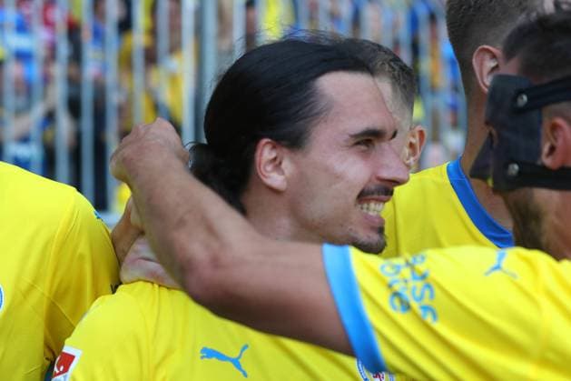 Braunschweig vs. Fürth, 2. BL Braunschweig, 21.09.2024, FUßBALL - Eintracht Braunschweig vs. SpVgg Greuther Fürth, 2. BL, Saison 2024 25. Rayan Philippe (Eintracht Braunschweig) jubelt mit Mannschaftskollegen nach seinem Tor zum 2:0 Braunschweig