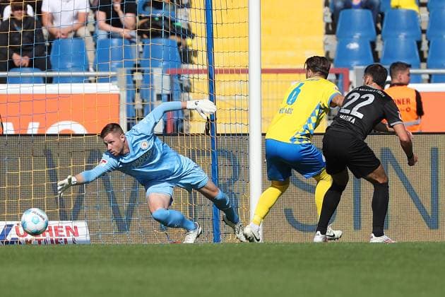 Braunschweig vs. Fürth, 2. BL Braunschweig, 21.09.2024, FUßBALL - Eintracht Braunschweig vs. SpVgg Greuther Fürth, 2. BL, Saison 2024 25. Torwart Lennart Grill (Eintracht Braunschweig) Braunschweig