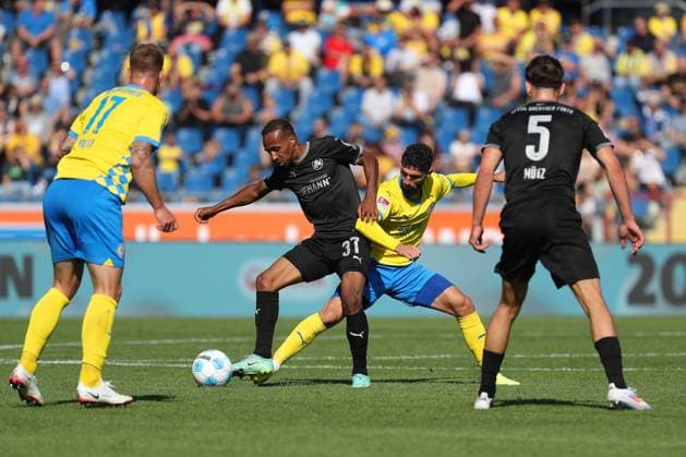 Braunschweig vs. Fürth, 2. BL Braunschweig, 21.09.2024, FUßBALL - Eintracht Braunschweig vs. SpVgg Greuther Fürth, 2. BL, Saison 2024 25. Julian Green (Greuther Fürth), Fabio Kaufmann (Eintracht Braunschweig) Braunschweig