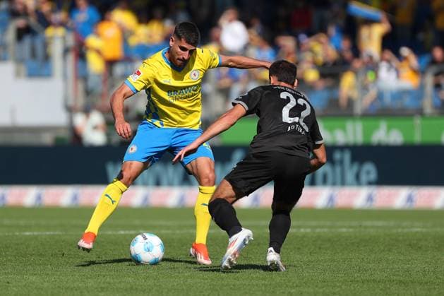 Braunschweig vs. Fürth, 2. BL Braunschweig, 21.09.2024, FUßBALL - Eintracht Braunschweig vs. SpVgg Greuther Fürth, 2. BL, Saison 2024 25. Fabio Di Michele Sanchez (Eintracht Braunschweig), Nemanja Motika (Greuther Fürth) Braunschweig