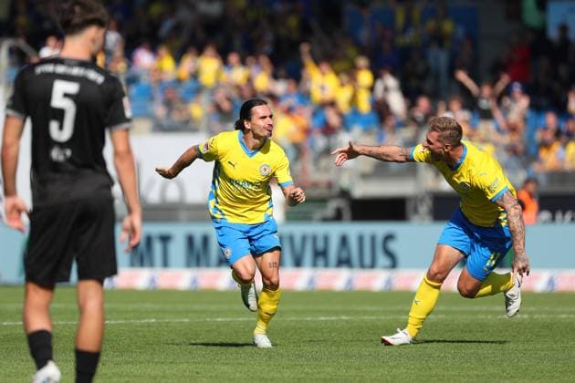 Braunschweig vs. Fürth, 2. BL Braunschweig, 21.09.2024, FUßBALL - Eintracht Braunschweig vs. SpVgg Greuther Fürth, 2. BL, Saison 2024 25. Rayan Philippe (Eintracht Braunschweig) jubelt mit Sebastian Polter (Eintracht Braunschweig) nach seinem Tor zum 2:0 Braunschweig