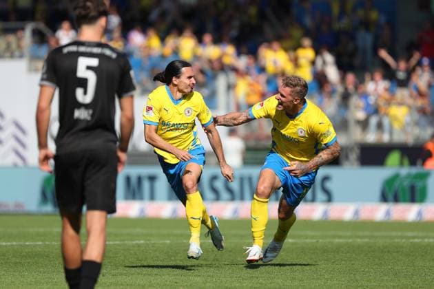 Braunschweig vs. Fürth, 2. BL Braunschweig, 21.09.2024, FUßBALL - Eintracht Braunschweig vs. SpVgg Greuther Fürth, 2. BL, Saison 2024 25. Rayan Philippe (Eintracht Braunschweig) jubelt mit Sebastian Polter (Eintracht Braunschweig) nach seinem Tor zum 2:0 Braunschweig