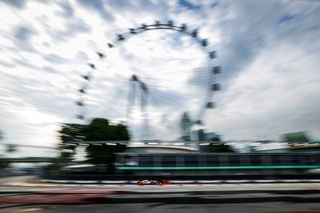 81 PIASTRI Oscar (aus), McLaren F1 Team MCL38, action during the Formula 1 Singapore Grand Prix 2024, 18th round of the 2024 Formula One World Championship, WM, Weltmeisterschaft from September 20 to 22, 2024 on the Marina Bay Circuit, in Singapore, Singapore - F1 - SINGAPORE GRAND PRIX 2024 DPPI Panoramic  240921_R18_SINGAPORE_DP_FGDN7859