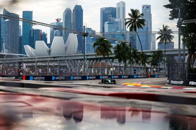 63 RUSSELL George (gbr), Mercedes AMG F1 Team W15, action during the Formula 1 Singapore Grand Prix 2024, 18th round of the 2024 Formula One World Championship, WM, Weltmeisterschaft from September 20 to 22, 2024 on the Marina Bay Circuit, in Singapore, Singapore - F1 - SINGAPORE GRAND PRIX 2024 DPPI Panoramic  240921_R18_SINGAPORE_DP_FG001270