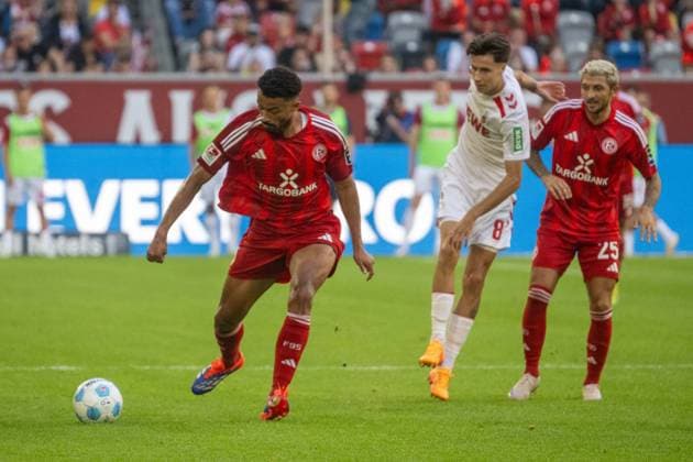 21.09.2024, Fussball: 2. Bundesliga, Saison 2024 2025, 06. Spieltag, Fortuna Duesseldorf vs. 1. FC Koeln in der Merkur-Spiel Arena Rhein in Duesseldorf. Zweikampf zwischen Emmanuel Iyoha (Fortuna Duesseldorf, 19), Denis Huseinbasic (1. FC Koeln, 08) und Matthias Zimmermann (Fortuna Duesseldorf, 25). Wichtiger Hinweis: Gemaess den Vorgaben der DFL Deutsche Fussball Liga bzw. des DFB Deutscher Fussball-Bund ist es untersagt, in dem Stadion und oder vom Spiel angefertigte Fotoaufnahmen in Form von Sequenzbildern und oder videoaehnlichen Fotostrecken zu verwerten bzw. verwerten zu lassen. Foto: Kirchner-Media TH