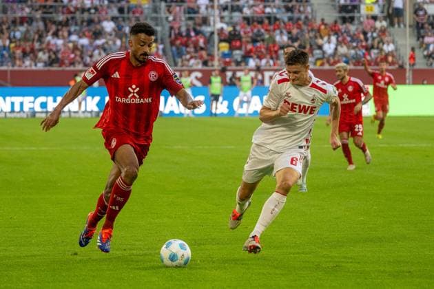 21.09.2024, Fussball: 2. Bundesliga, Saison 2024 2025, 06. Spieltag, Fortuna Duesseldorf vs. 1. FC Koeln in der Merkur-Spiel Arena Rhein in Duesseldorf. Zweikampf zwischen Emmanuel Iyoha (Fortuna Duesseldorf, 19) und Eric Martel (1. FC Koeln, 06). Wichtiger Hinweis: Gemaess den Vorgaben der DFL Deutsche Fussball Liga bzw. des DFB Deutscher Fussball-Bund ist es untersagt, in dem Stadion und oder vom Spiel angefertigte Fotoaufnahmen in Form von Sequenzbildern und oder videoaehnlichen Fotostrecken zu verwerten bzw. verwerten zu lassen. Foto: Kirchner-Media TH