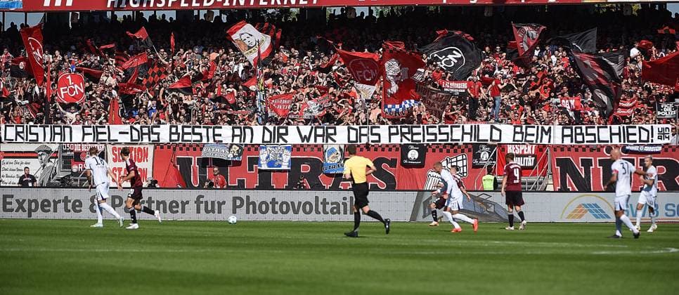 21.09.2024, xhbx, Fussball 2.Bundesliga, 1. FC Nuernberg - Hertha BSC Berlin emspor, v.l. Fans, Schals, Banner gegen EX Trainer Trainer Cristian Fiel (Hertha BSC Berlin), Fahnen von 1.FC Nuernberg (DFL DFB REGULATIONS PROHIBIT ANY USE OF PHOTOGRAPHS as IMAGE SEQUENCES and or QUASI-VIDEO) Nuernberg