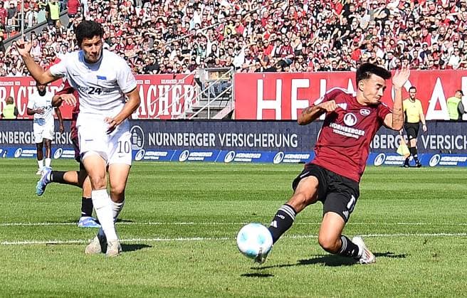 21.09.2024, xhbx, Fussball 2.Bundesliga, 1. FC Nuernberg - Hertha BSC Berlin emspor, v.l. Ibrahim Maza (Hertha BSC Berlin), Jens Castrop (1.FC Nuernberg) (DFL DFB REGULATIONS PROHIBIT ANY USE OF PHOTOGRAPHS as IMAGE SEQUENCES and or QUASI-VIDEO) Nuernberg