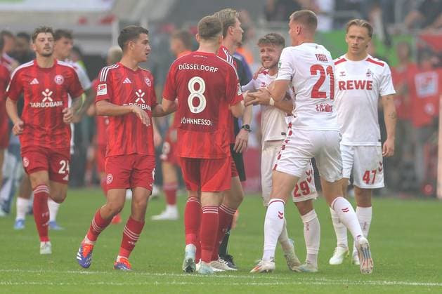 21.09.2024, 2. Fußball Bundesliga, Fortuna Düsseldorf - 1. FC Köln, Merkur Spiel-Arena, Saison 2024 2025: Hitziges Gemenge nach dem 2:2 Endstand. Jan Thielmann (1.FC Köln 29) wird nach dem Abpfiff wild gestikulierend handgreiflich und muss von Steffen Tigges (1.FC Köln 21) zurückgehalten werden. DFB regulations prohibit any use of photographs as image sequences and or quasi-video. Nordrhein-Westfalen Deutschland