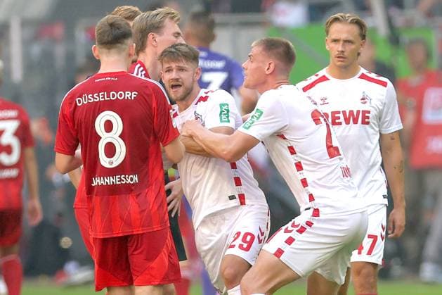 21.09.2024, 2. Fußball Bundesliga, Fortuna Düsseldorf - 1. FC Köln, Merkur Spiel-Arena, Saison 2024 2025: Hitziges Gemenge nach dem 2:2 Endstand. Jan Thielmann (1.FC Köln 29) wird nach dem Abpfiff wild gestikulierend handgreiflich und muss von Steffen Tigges (1.FC Köln 21) zurückgehalten werden. DFB regulations prohibit any use of photographs as image sequences and or quasi-video. Nordrhein-Westfalen Deutschland
