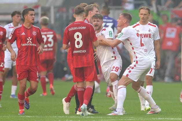 21.09.2024, 2. Fußball Bundesliga, Fortuna Düsseldorf - 1. FC Köln, Merkur Spiel-Arena, Saison 2024 2025: Hitziges Gemenge nach dem 2:2 Endstand. Jan Thielmann (1.FC Köln 29) wird nach dem Abpfiff wild gestikulierend handgreiflich und muss von Steffen Tigges (1.FC Köln 21) zurückgehalten werden. DFB regulations prohibit any use of photographs as image sequences and or quasi-video. Nordrhein-Westfalen Deutschland