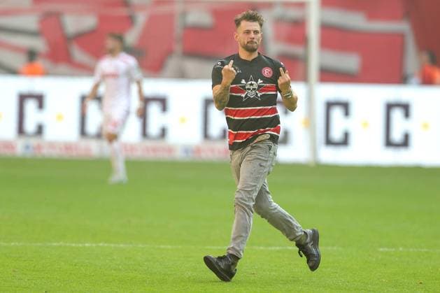 21.09.2024, 2. Fußball Bundesliga, Fortuna Düsseldorf - 1. FC Köln, Merkur Spiel-Arena, Saison 2024 2025: Ein Flitzer läuft nach dem Tor zum 2:2 jubelnd und gestikulierend auf dem Kölner Gästeblock zu. DFB regulations prohibit any use of photographs as image sequences and or quasi-video. Nordrhein-Westfalen Deutschland