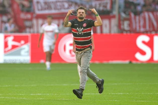 21.09.2024, 2. Fußball Bundesliga, Fortuna Düsseldorf - 1. FC Köln, Merkur Spiel-Arena, Saison 2024 2025: Ein Flitzer läuft nach dem Tor zum 2:2 jubelnd und gestikulierend auf dem Kölner Gästeblock zu. DFB regulations prohibit any use of photographs as image sequences and or quasi-video. Nordrhein-Westfalen Deutschland