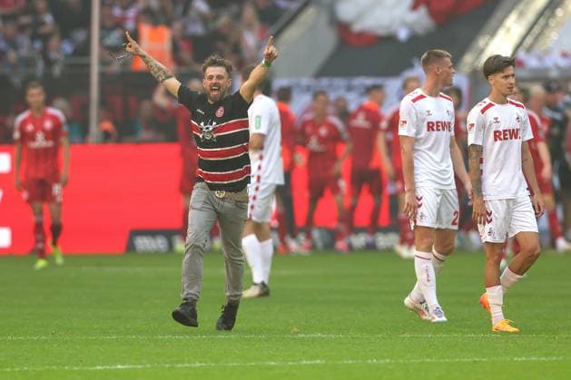21.09.2024, 2. Fußball Bundesliga, Fortuna Düsseldorf - 1. FC Köln, Merkur Spiel-Arena, Saison 2024 2025: Ein Flitzer läuft nach dem Tor zum 2:2 jubelnd und gestikulierend auf dem Kölner Gästeblock zu. DFB regulations prohibit any use of photographs as image sequences and or quasi-video. Nordrhein-Westfalen Deutschland