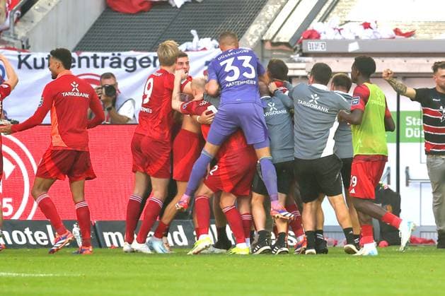 21.09.2024, 2. Fußball Bundesliga, Fortuna Düsseldorf - 1. FC Köln, Merkur Spiel-Arena, Saison 2024 2025: Torjubel nach dem 2:2 durch Jona Niemiec (Fortuna Düsseldorf 18) DFB regulations prohibit any use of photographs as image sequences and or quasi-video. Nordrhein-Westfalen Deutschland