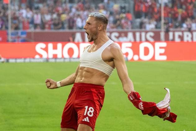 21.09.2024, Fussball: 2. Bundesliga, Saison 2024 2025, 06. Spieltag, Fortuna Duesseldorf vs. 1. FC Koeln in der Merkur-Spiel Arena Rhein in Duesseldorf. Jona Niemiec (Fortuna Duesseldorf, 18) jubelt über sein Tor zum 2:2. Wichtiger Hinweis: Gemaess den Vorgaben der DFL Deutsche Fussball Liga bzw. des DFB Deutscher Fussball-Bund ist es untersagt, in dem Stadion und oder vom Spiel angefertigte Fotoaufnahmen in Form von Sequenzbildern und oder videoaehnlichen Fotostrecken zu verwerten bzw. verwerten zu lassen. Foto: Kirchner-Media TH