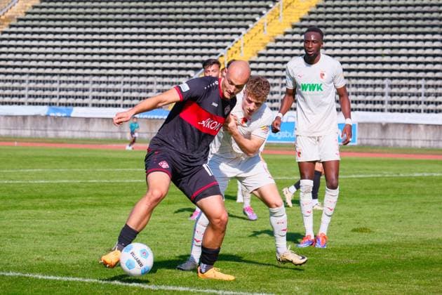Alem Japaur (11, Würzburger Kickers) Dominik Lindermeir (6, FC Augsburg II) im Hintergrund Chrislain Matsima (3, FC Augsburg II) beim Spiel FC Augsburg II v Würzburger Kickers, Fußball, Herren, Regionalliga Bayern 2024 2025, 10.Spieltag am 21.09.2024 in Augsburg, Rosenaustadion. Bayern Deutschland