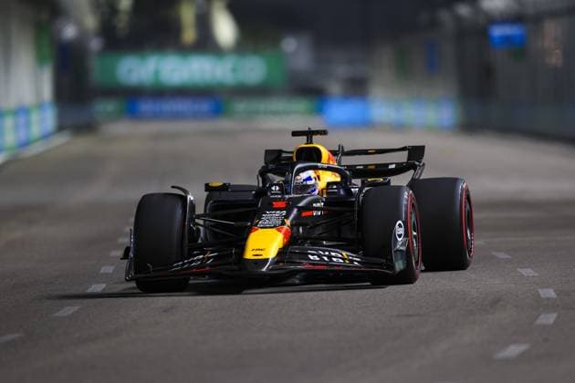 01 VERSTAPPEN Max (nld), Red Bull Racing RB20, action during the Formula 1 Singapore Grand Prix 2024, 18th round of the 2024 Formula One World Championship, WM, Weltmeisterschaft from September 20 to 22, 2024 on the Marina Bay Circuit, in Singapore, Singapore - F1 - SINGAPORE GRAND PRIX 2024 DPPI Panoramic  240921_R18_SINGAPORE_DP_XB3_0702